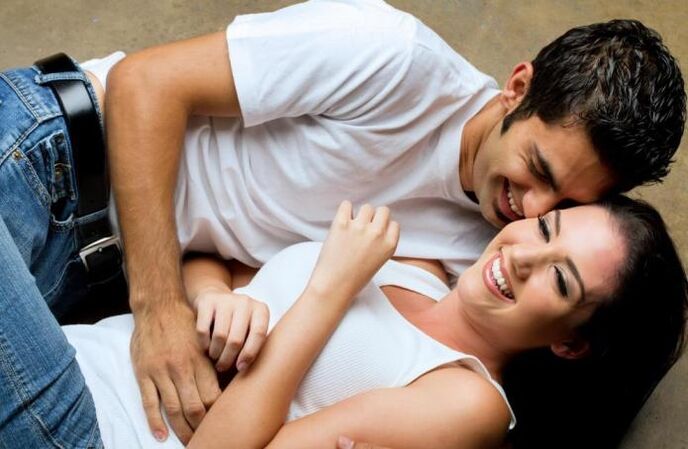 Ένας άντρας διεγείρεται όταν αγγίζει ένα κορίτσι