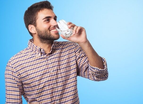 Ένας άντρας πίνει ένα ποτό που επηρεάζει την ισχύ